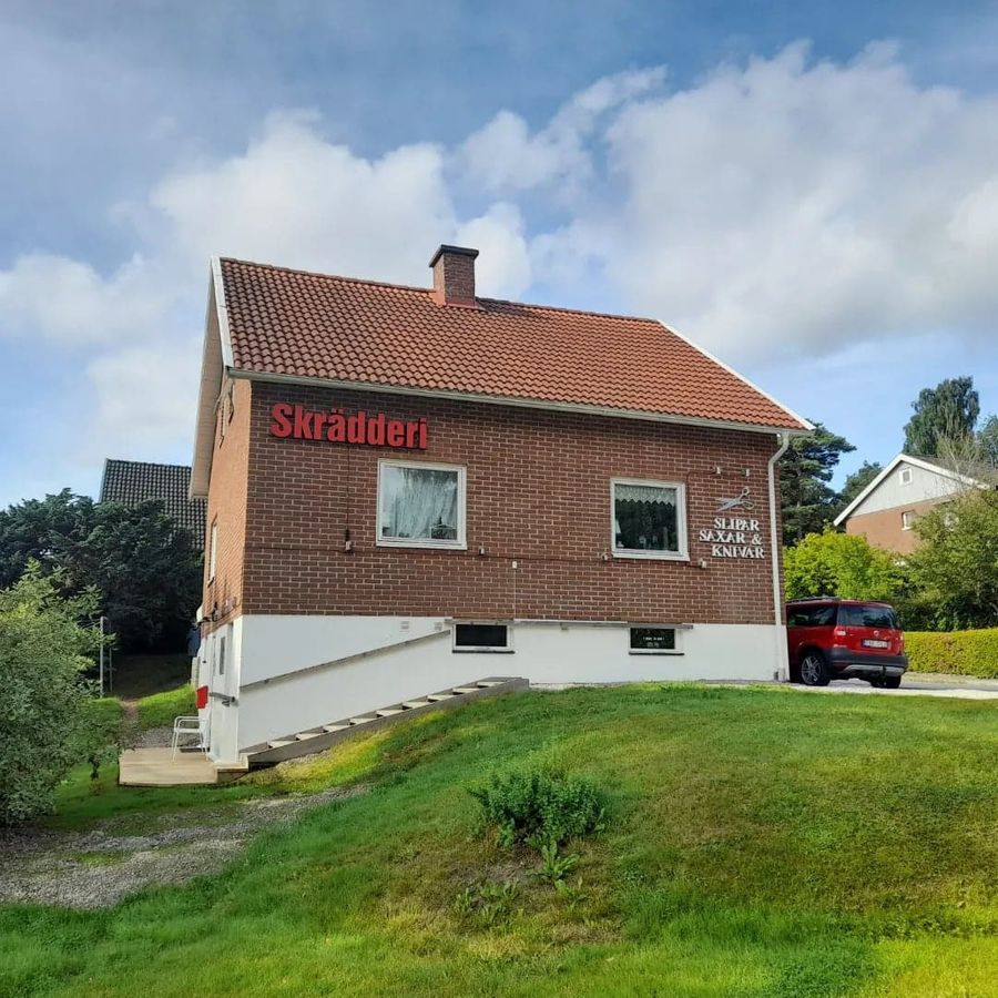 Huset ovanför tennishallen i Uddevalla.